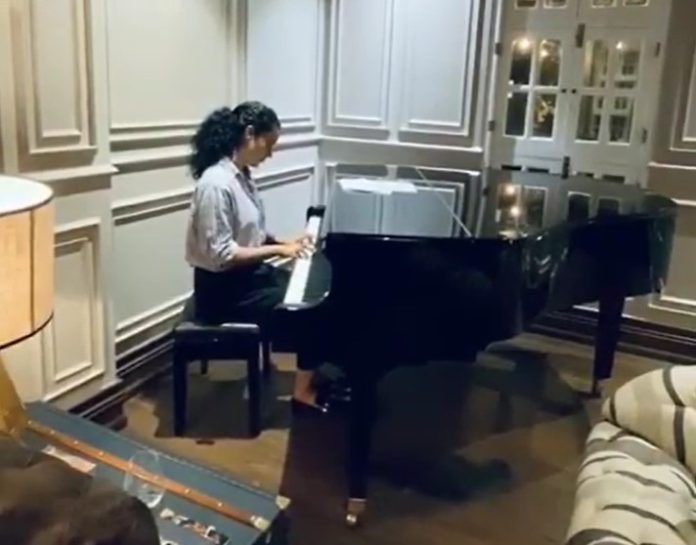 Queen Kangana Ranaut turns Pianist, shares a beauty