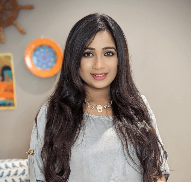 Shreya Ghoshal 'Bus Yun Hi' Look