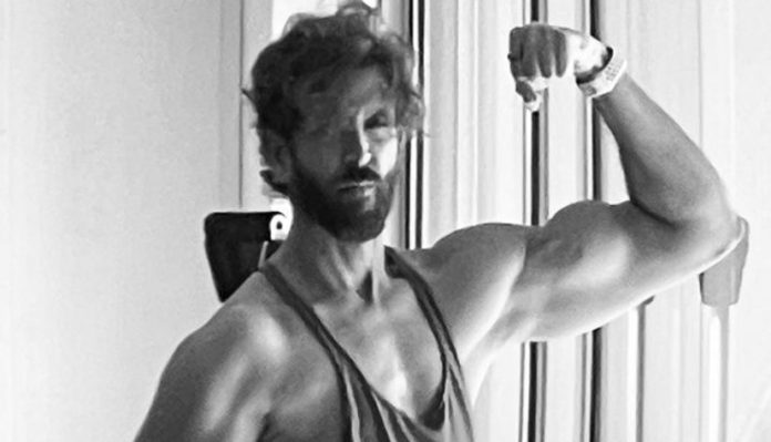 Hrithik Roshan Fans Jubilant as he wraps up Vikram Vedha Schedule