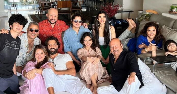 Watch How Saba Azad Bonds with Hrithik Roshan Family