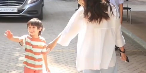 Watch How Kareena Kapoor Khan Son Taimur Ali Khan Deal with Paparazzi's