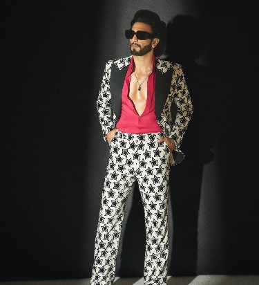 Ranveer Singh now owns a new Rs. 199Cr lux Quadruplex in SRK's Neighborhood 1 Ranveer Singh