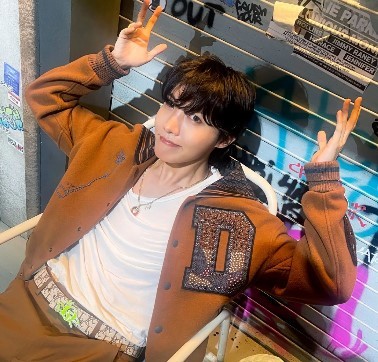 J-Hope wins MAMA Popular Male Artist Award, Makes Brilliant Red Carpet entry 1 j-hope BTS